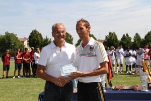 Mutti premia il miglior allenatore del torneo Danesi del Milan